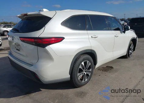 2021 Toyota Highlander Xle z USA, uszkodzony, nr VIN 5TDGZRAH0MS051031